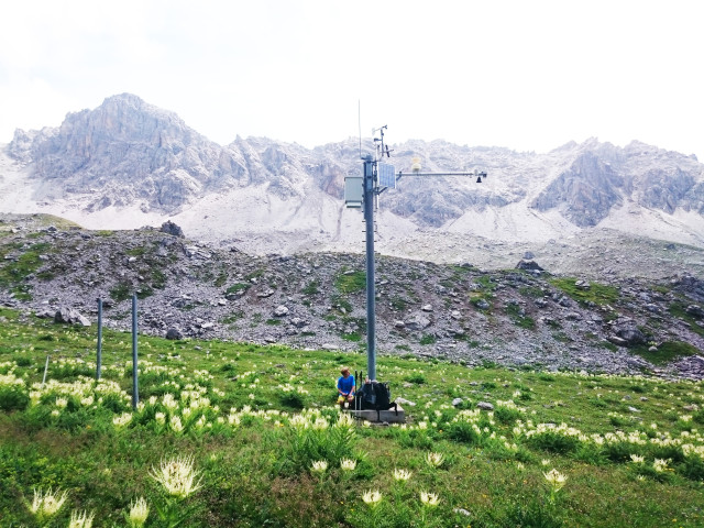 Ein SLF-Mitarbeiter notiert Vegetations-Daten an einer IMIS-Station im Bäretälli.
