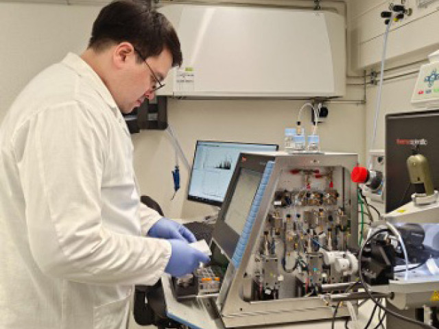 Doktorand Philipp Gessner an der Arbeit am Massenspektrometer.
