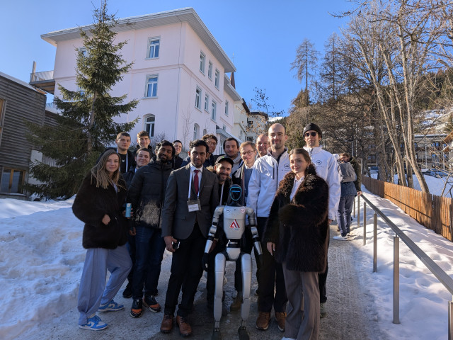 Forschende vor dem Lab42 in der Villa Fontana während eines Hackathons am WEF 2025.