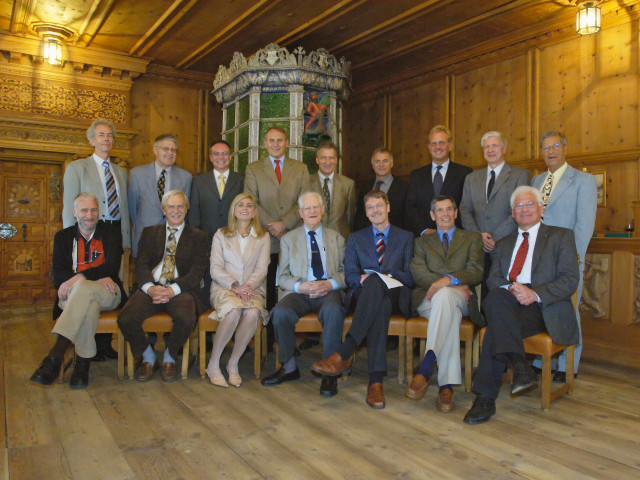 Gründungsversammlung der Academia Raetica am 6. Juni 2006 in der alten Stube des Rathauses Davos mit: Gründungspräsident Martin Allgöwer (sitzend vorne in der Mitte) sowie Führungspersonen der Bündner Forschungsinstitutionen und Vertretern des Kantons.